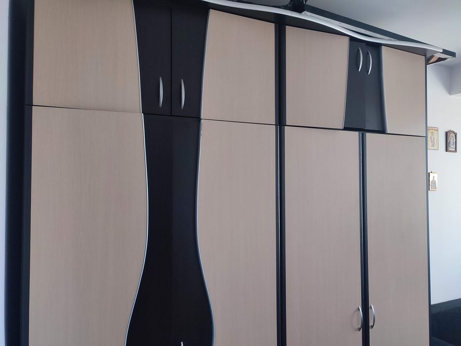 Vănd mobilă de puțin timp cumpărată