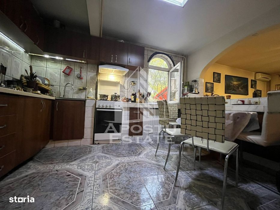 Apartament cu 3 camere, 2 bai, 2 balcoane, zona Vladeasa