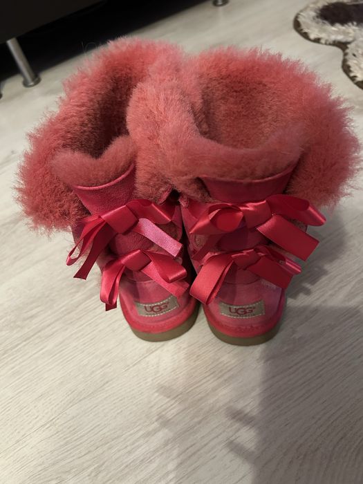 ugg roz cu fundite