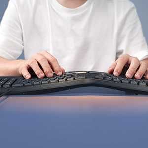 Ергономична , осветена, кабелна клавиатура с поставка за китката
