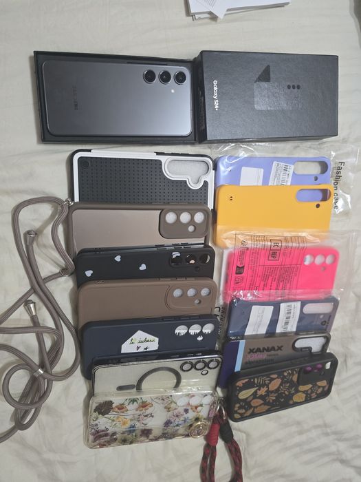 Huse si folii de sticla pentru Samsung S24 plus