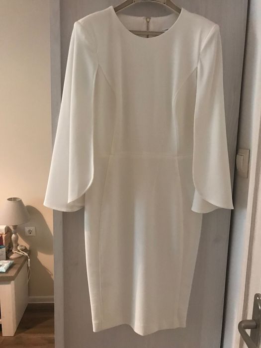 Бяла рокля с прилеп ръкав на Calvin Klein