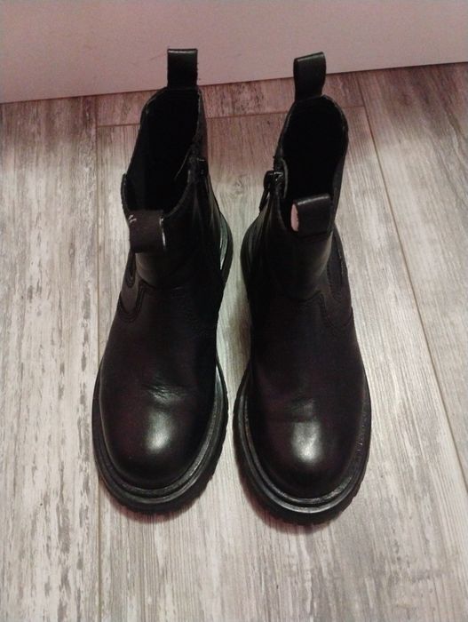 Продавам боти на Зара в отлично състояние  31 номер