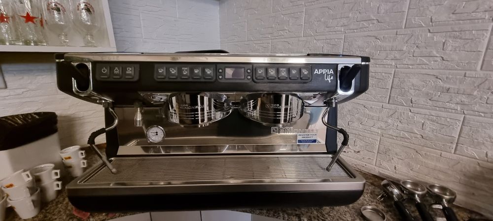 Esspresor de cafea Nuova Simonelli cu doua porturi