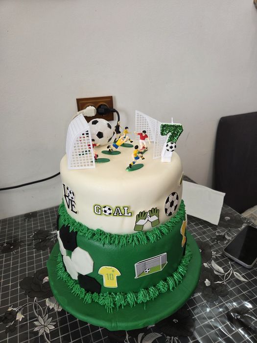 Torturi la comanda, personalizate 100 de lei kg