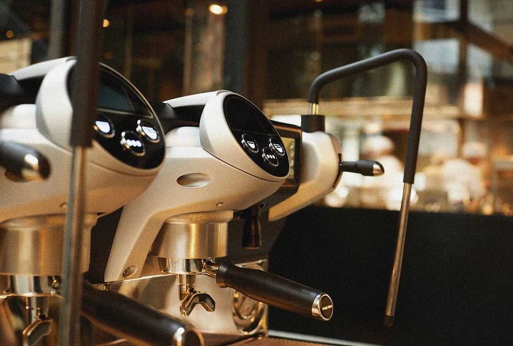 Кофемашина FAEMA E71, с 2 группами и системой "Barista Drive".