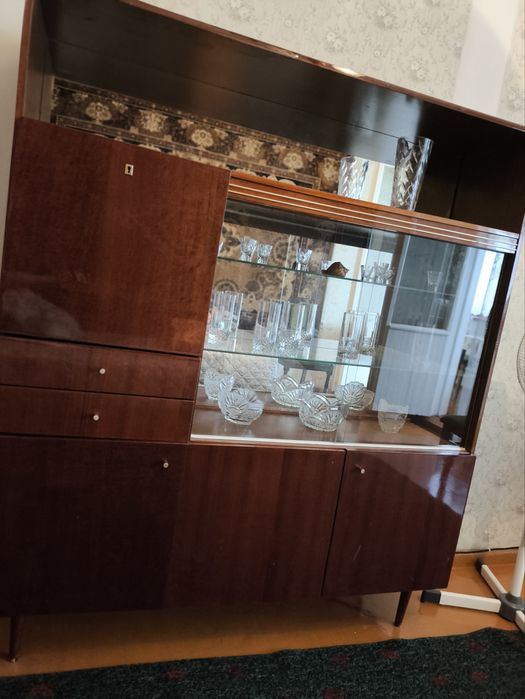 Сервант в хорошем состоянии