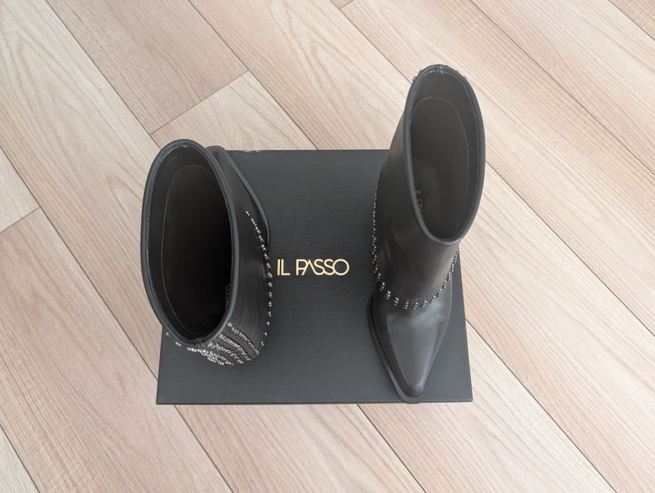 Vând botine IlPasso, negre, mărimea 37, purtate o singura data.