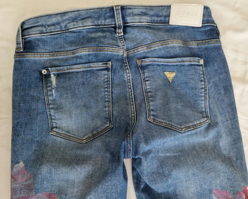 Дънки Guess с флорални бродерии
