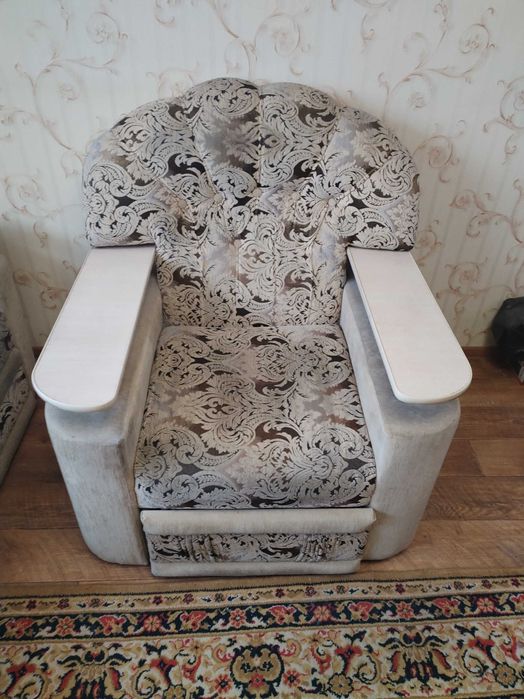 Диван и одно кресло