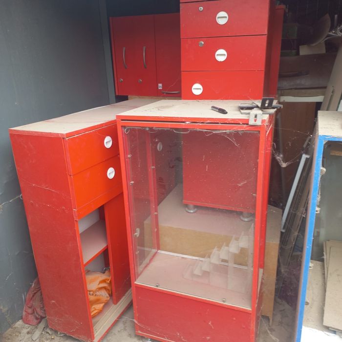 Витрины, столы и стулья