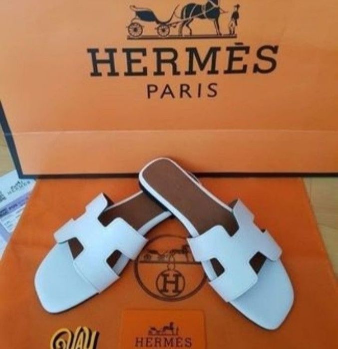 Papuci/șlapi albi,diverse mărimi,saculet, etichetă