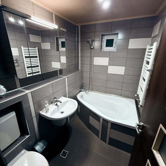 Apartament 3 camere,2 bai,decomandat,zona Politie