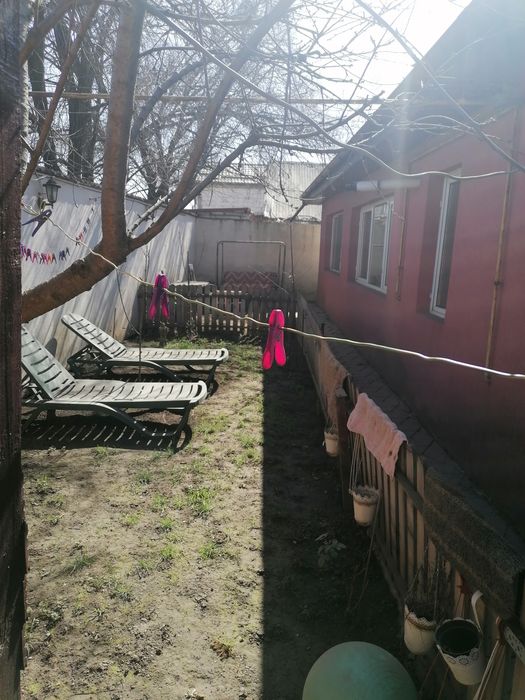 Închiriez casa la curte