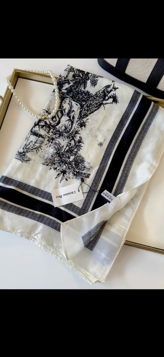 Eșarfă Christian Dior, model 2026, 100% mătase, 90x90cm, preț fix