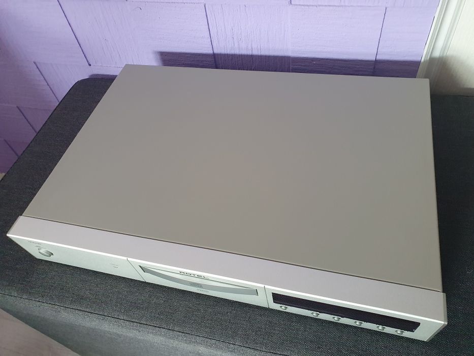 ROTEL Напълно модерна класика