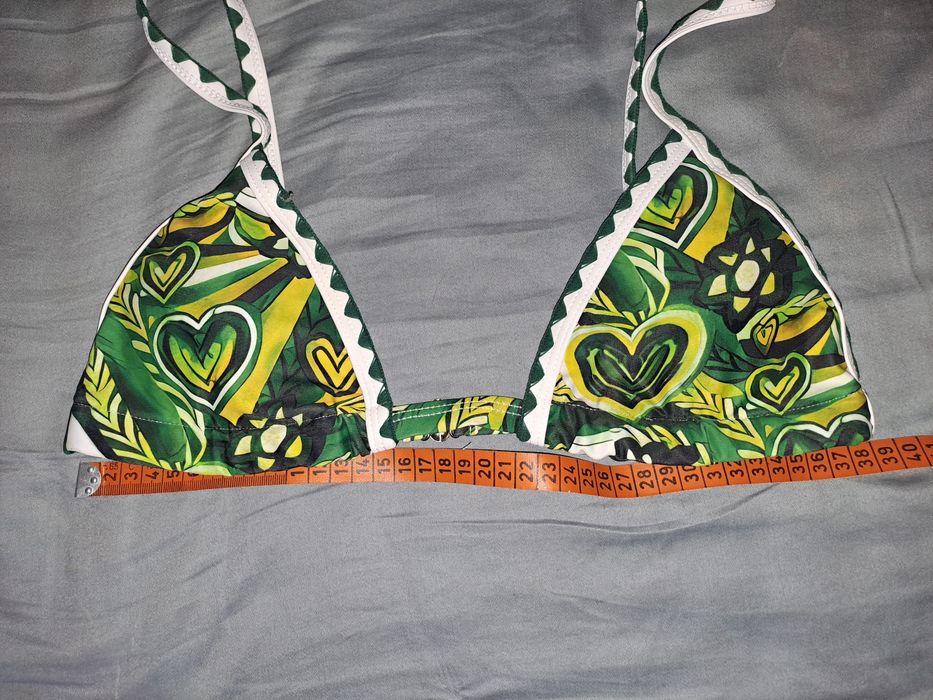 впечатляващ нов  бански костюм от две части в актуален цвят.