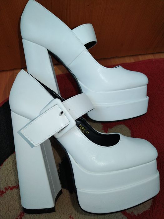 Pantofi albi cu toc înalți, noi nouti. Nr 37