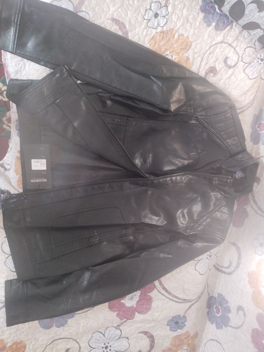 Продам кожанную куртку новая.