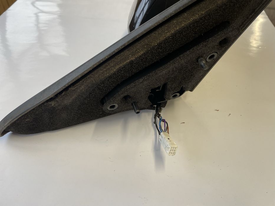 Продавам дясно огледало за Мазда3 2010г