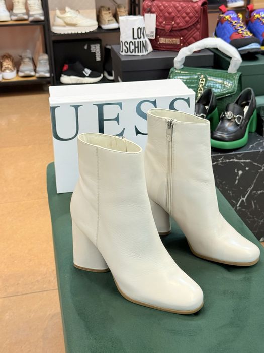 Стилни дамски боти GUESS