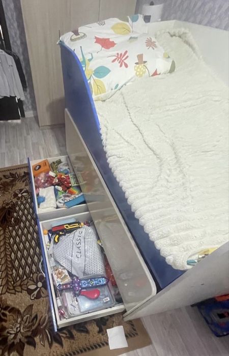 Кровать двухярусную.