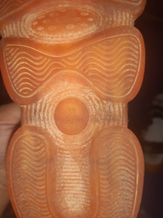 Срочно продам детские босоножки  на мальчика/девочку