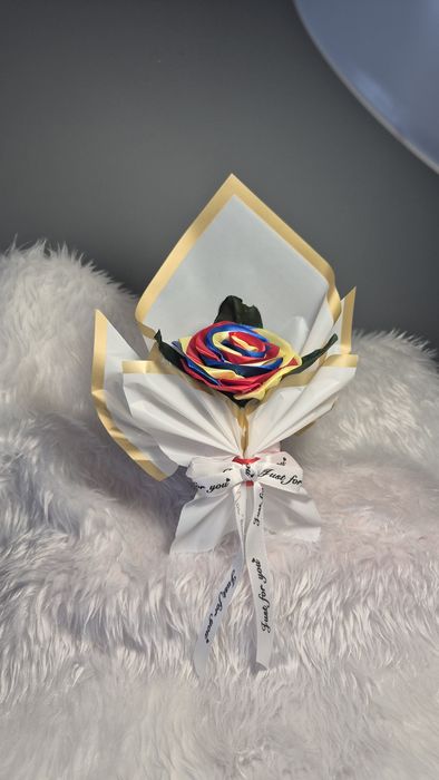 Mini buchetele cu trandafiri din saten