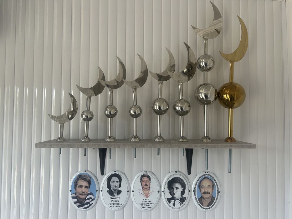 Ескерткіштер / Памятники / Қоршаулар / Оградки