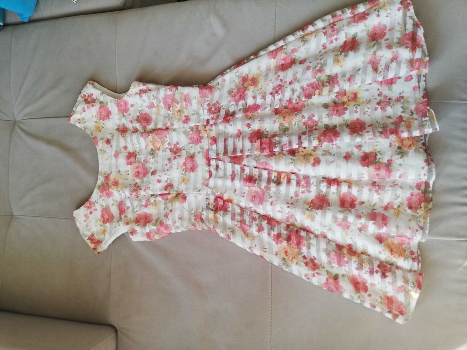 Красива дамска рокля на цветя