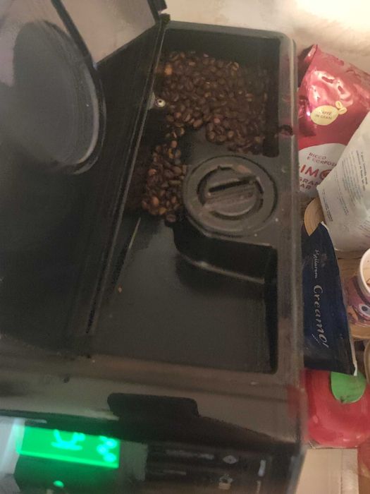 Продавам кафе машина saeco minuto. Работи с кафе на зърна и мляно