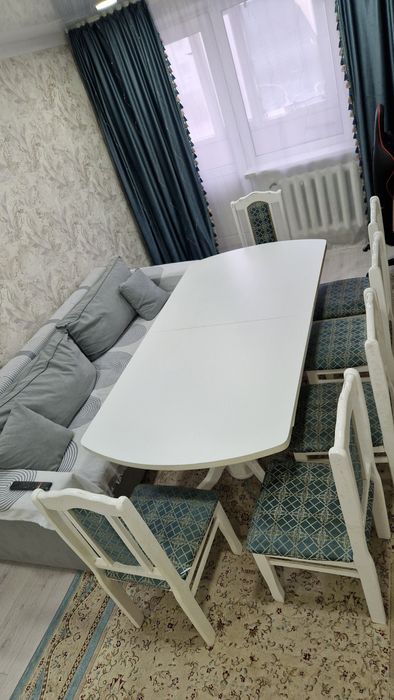 Стол со стульями для гостиной