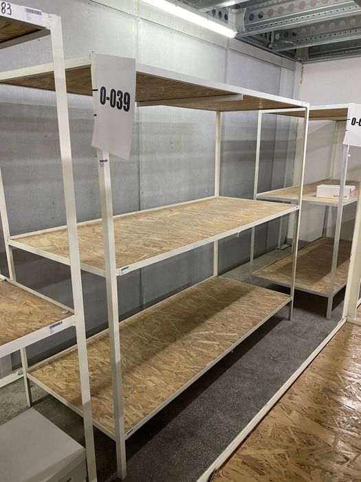 Продавам големи цели и стабилни стелажи