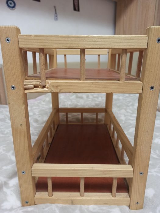 Vând pat din lemn pentru papuși