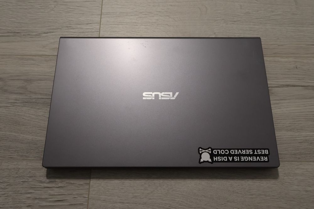 Vând Laptop ASUS, I3, 1TB, 20 GB RAM.