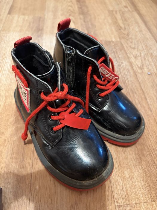 Отдам на девочку кроссовки и ботинки