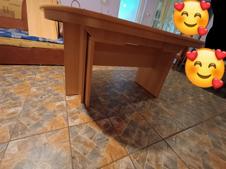 Vând masă foarte frumoasă și aspectoasă.