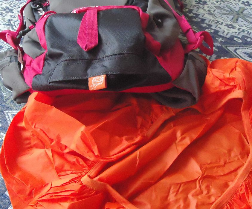 Раници - 2 броя - туристическа и велурена(кадифе)