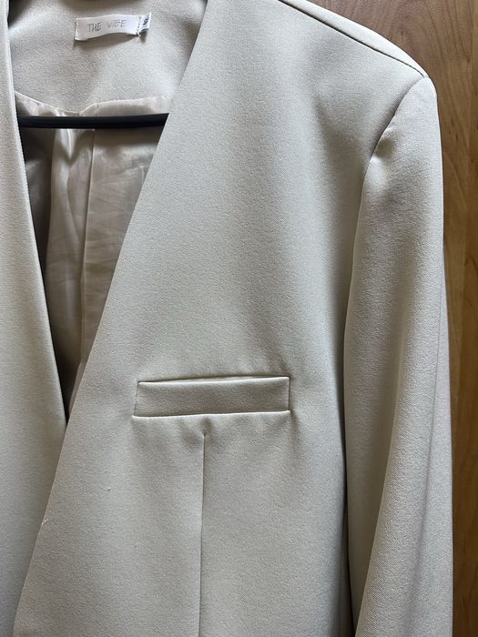 Бежевый   пиджак