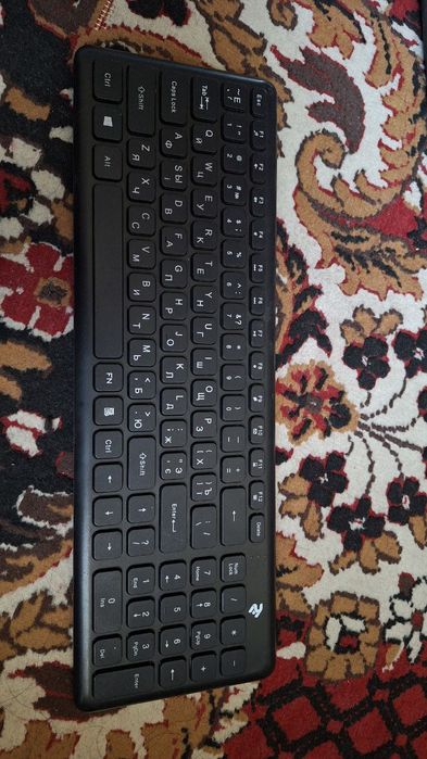 Комплект: монитор, кейс от ПК и клавиатуры