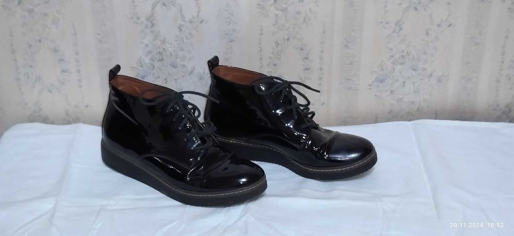 Ботинки кожаные, лаковые, размер 35.