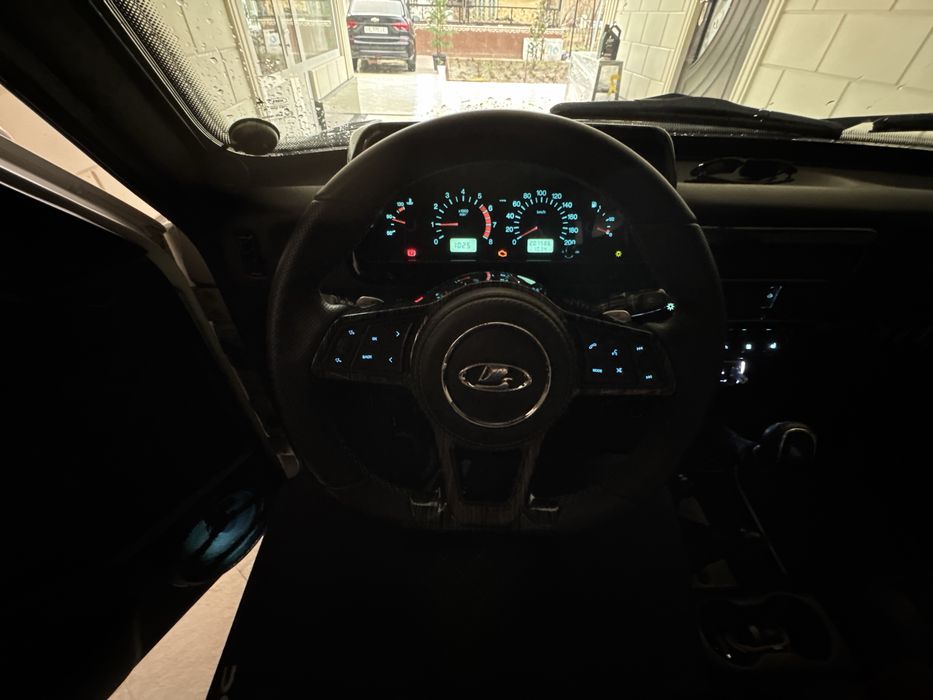 Niva 21214 4x4 sotiladi.