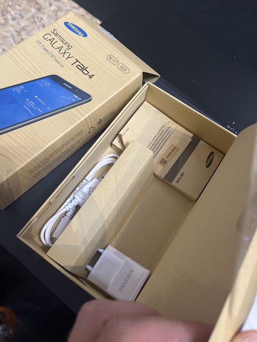 Планшет Samsung Galaxy Tab 4