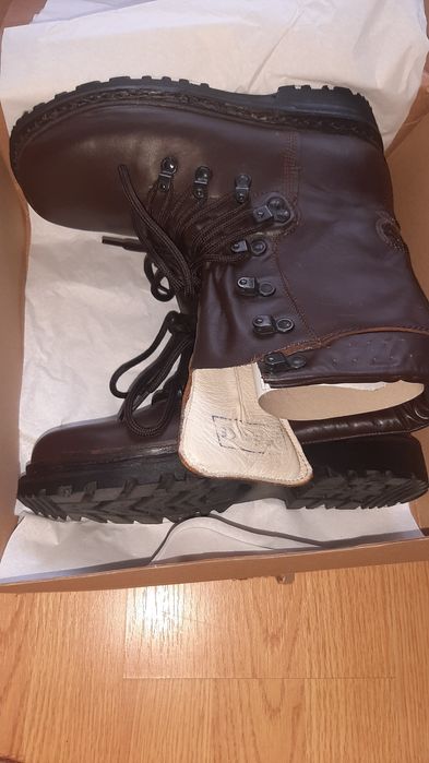 Bocanci militari noi.