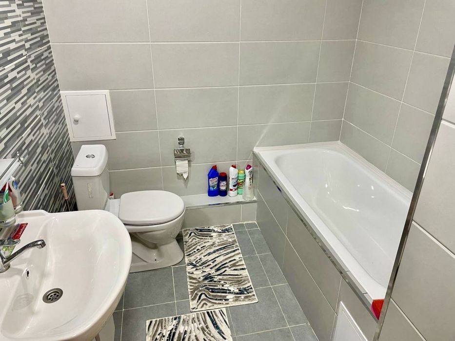 Yakkasaroy tumani Salamatinada Navastroyka sotiladi.50kv.m Evro remont