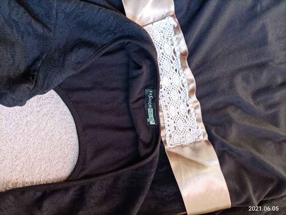 елегантна рокля с дантелени ръкави