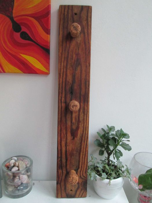 дървена закачалка- с тапи от шампанско