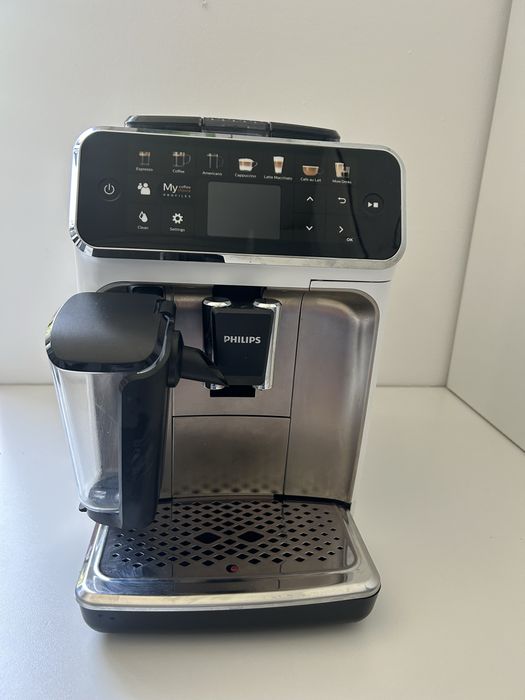 Espressor automat Philips LatteGo 5443/90 alb