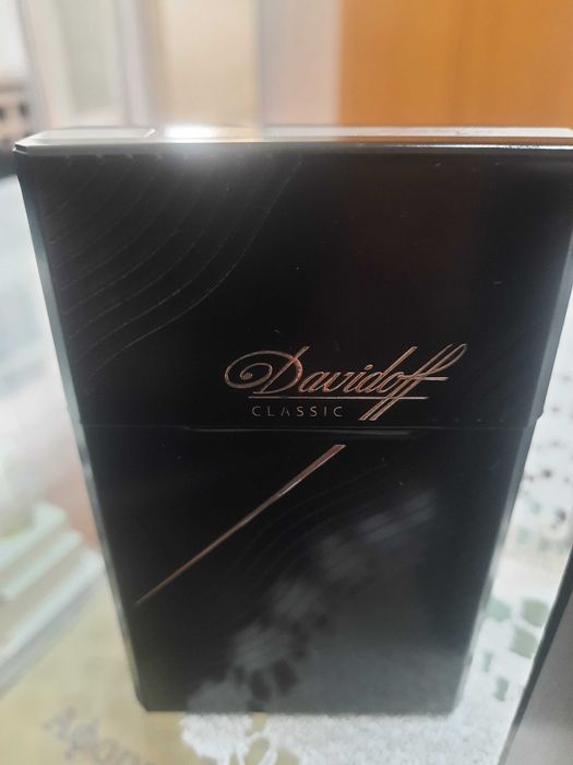 Продавам метални кутий за  Davidof