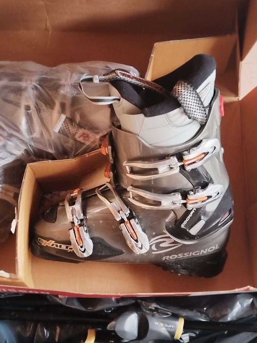 Ски оборудване: Ски, автомати, обувки, каска и очила